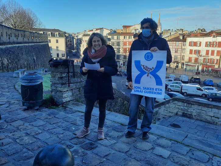 Emilie Martin eta Mathieu Boloki gaur goizean Baionan eginiko agerraldian.