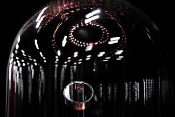 El anillo circular inteligente de salud personal se exhibe debajo de una cúpula de vidrio durante la feria anual electrónica CES celebrada en Las Vegas. 