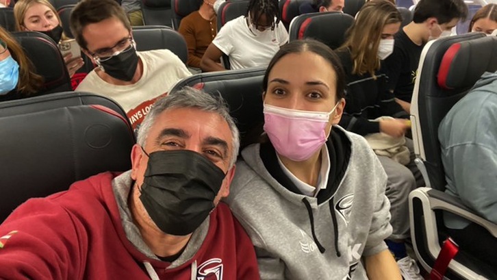 Mario López y Belén Arrojo, en uno de los aviones de regreso a casa.