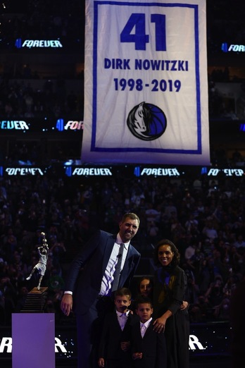 Dirk Nowitzki posa bajo su dorsal 41, junto con su esposa e hijos.