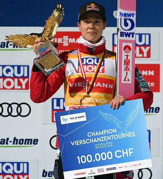 Ryoyu Kobayashi posa con el «Águila Dorada»