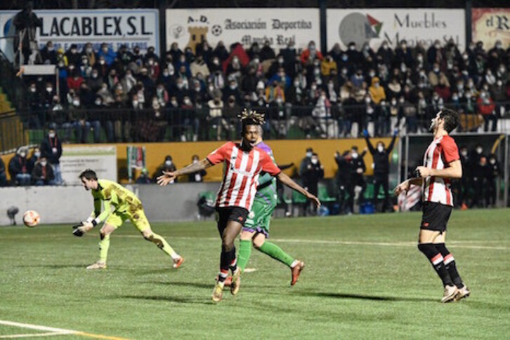 Nico Williams celebra uno de los dos goles que ha anotado en Mancha Real.
