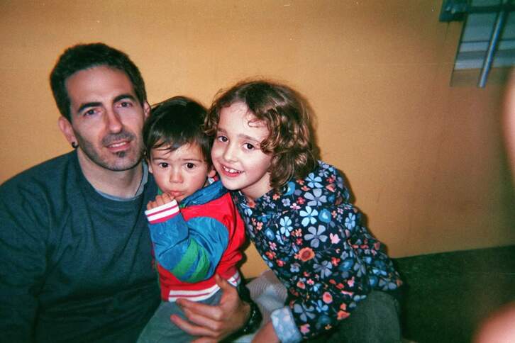 Iurdan Martitegi semearekin eta Nerea bikotekidearen alabarekin, espetxean. 