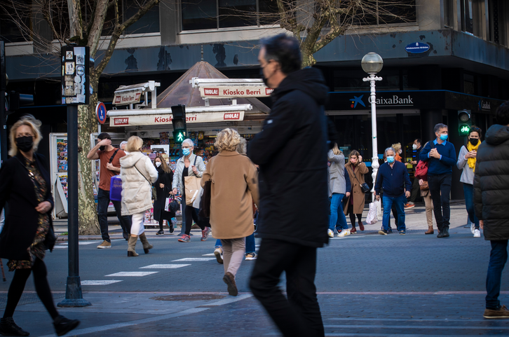 Gente paseando por el centro de Donostia.