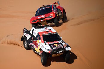 Nasser al-Attiyah, líder del Dakar 2022, circula delante de Sebastien Loeb.