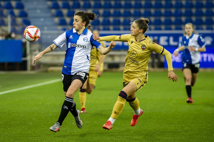 Marta San Adrián trata de escaparse de Calligaris en el duelo frente al Levante.