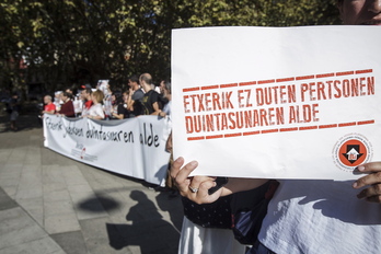 Movilización de la plataforma BesteBi para denunciar la situación que viven las personas sin hogar.