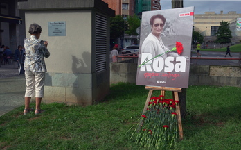 Homenaje a Rosa Zarra en Donostia, en el lugar en el que recibió un pelotazo de la Ertzaintza en la tripa.