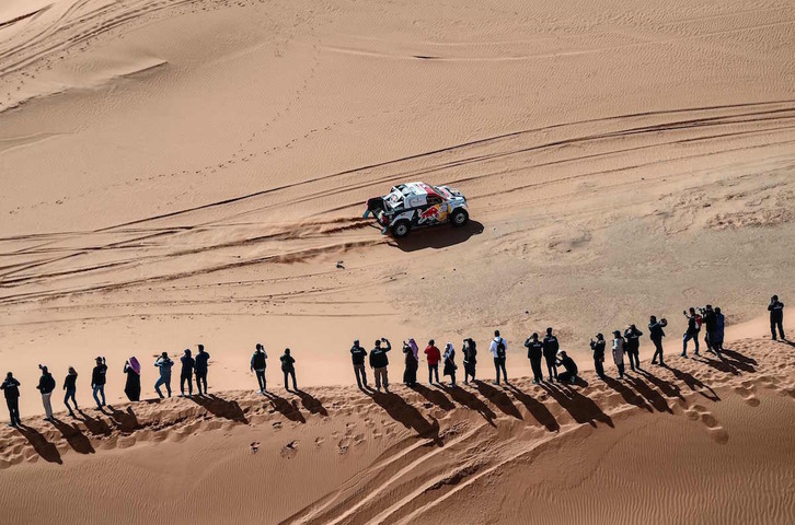 Aficionados subido a lo alto de una duna para ver pasar a los competidores. 