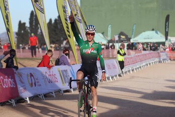 Iñigo Gómez celebra la medalla de bronce al cruzar la línea de meta.