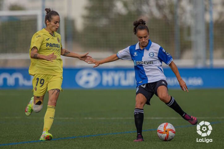 Nerea Nevado golpea el balón ante Belén Martínez en el encuentro entre Alavés y Villarreal de la primera vuelta.
