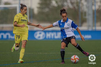 Nerea Nevado golpea el balón ante Belén Martínez en el encuentro entre Alavés y Villarreal de la primera vuelta.