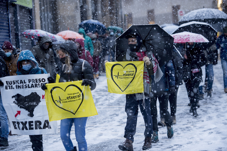 La climatología será más benigna que hace un año; en Iruñea se manifestaron bajo la nieve. 