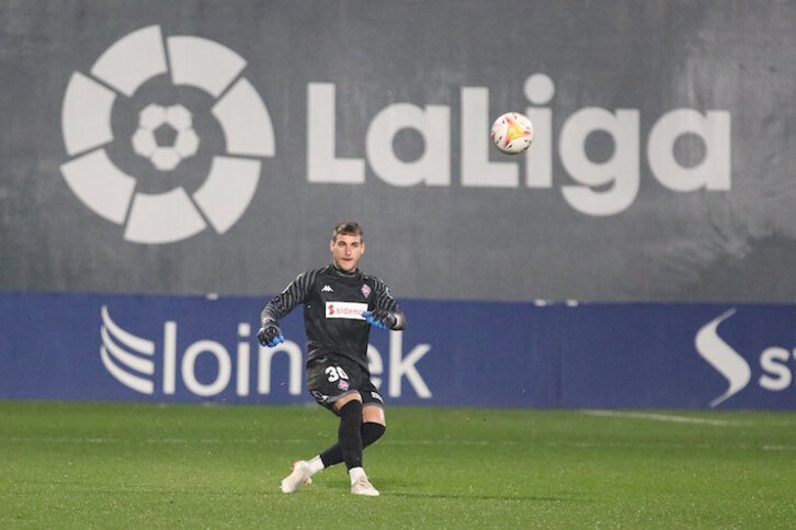 Marino, que ha salvado a su equipo con dos magníficas intervenciones, despeja un balón.