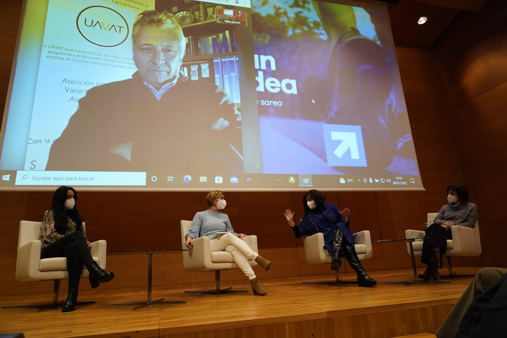 En pantalla, Robert Manrique; en la sala, Maider García, Naiara Zamarreño, Rosa Lluch e Idoia Zabalza. 