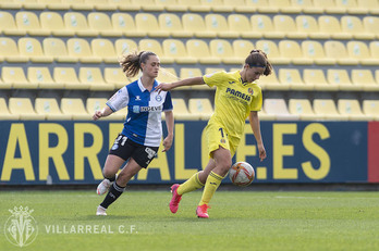 Tere Morató, gran protagonista del choque, protege el balón ante Vera.