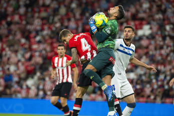 Pacheco vuelve a la portería del Alavés tras superar el coronavirus. 