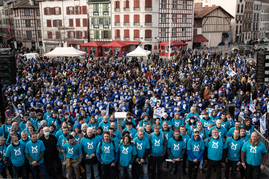 Orotara, 2.000 lagun bildu dira urtarrilaren 8an Bakegileek eta Bake Bideak Baionan antolatutako mobilizazioan. Orotara, 2.000 lagun bildu dira urtarrilaren 8an Bakegileek eta Bake Bideak Baionan antolatutako mobilizazioan.