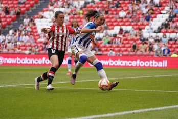 Realak irabazi zuen lehen itzuliko derbia, San Mamesen jokatutako lehenbizikoa. Irudian, Azkona eta Maddi.