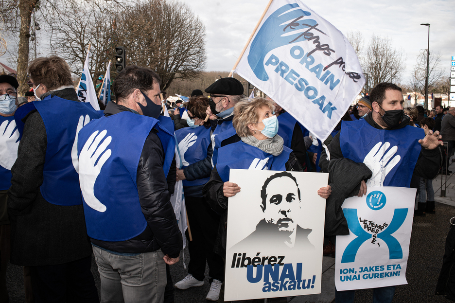 Zutabeetan antolaturik, herritarrek frantziar Gobernuaren «inertzia» salatu eta gatazkaren konponbidea aldarrikatu dute Baionako karriketan. Zutabeetan antolaturik, herritarrek frantziar Gobernuaren «inertzia» salatu eta gatazkaren konponbidea aldarrikatu dute Baionako karriketan.