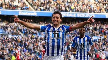 Oyarzabal celebra el gol realista con Isak, que ha resultado lesionado.