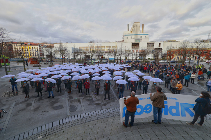 Aterki zuriak ireki eta presoen aldeko mosaikoa egin dute Errenterian manifestazioa bukatzean.