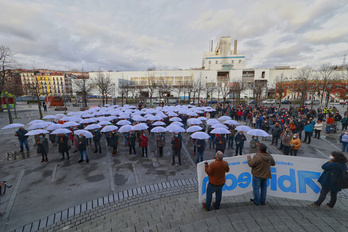 Aterki zuriak ireki eta presoen aldeko mosaikoa egin dute Errenterian manifestazioa bukatzean.