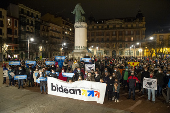 Imagen de la manifestación convocada por Sare a su llegada a la Plaza San Frantzisko de Iruñea. 