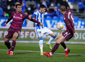 Javi Hernández intenta proteger el balón ante Martín y Arambarri.