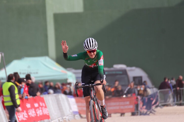 María Módenes celebra su tercer puesto al cruzar la línea de meta en Xátiva.
