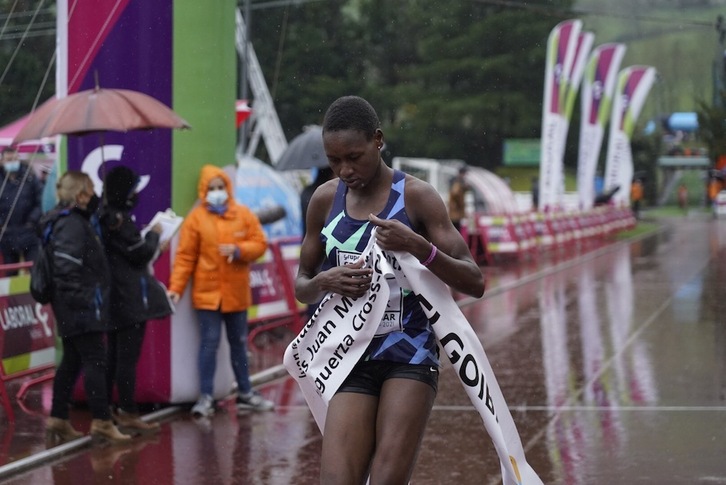 Edinah Jebitok, Helen Obiri keniarren oinordekoa Mugertza Krosa