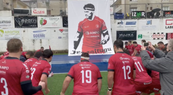 Partida bukatzean, Ordiziako jokalariek gogoan izan dute Kawa Leauma. 
