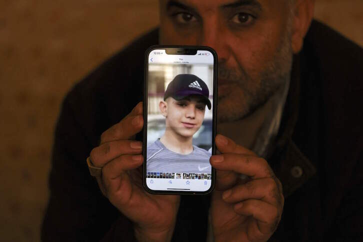 El periodista palestino Moammar Nakhleh enseña la foto de su hijo Amal, de 17 años. 