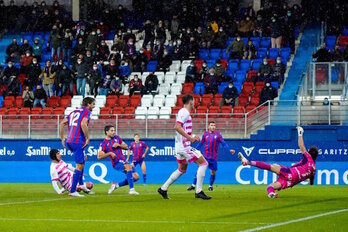 Etxeita remata el gol que daría el triunfo al Eibar contra el Oviedo en el descuento en Ipurua.