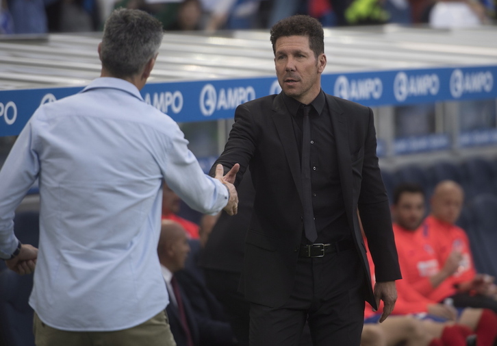 Imanol saluda a Simeone en uno de sus duelos en Anoeta.