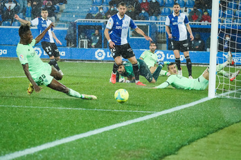 Escalante y Dani García pugnan por la pelota.