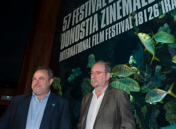 Herrero-Velarde (derecha) en 2009 junto a Mikel Olaciregui, el entonces director de Zinemaldia.