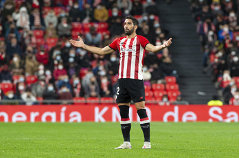 Raúl García durante el partido ante el Granada en San Mamés de esta temporada.