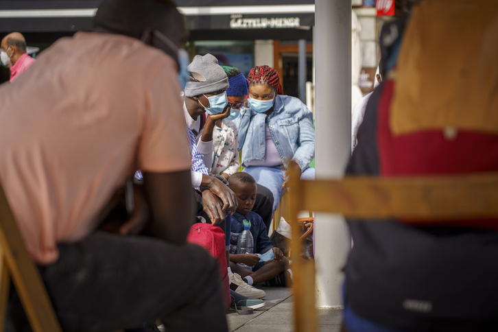 Irungo Harrera Sareak hitzordu jartzen du heldu berri diren migranteei oinarrizko laguntza eta informazioa eskaintzeko.