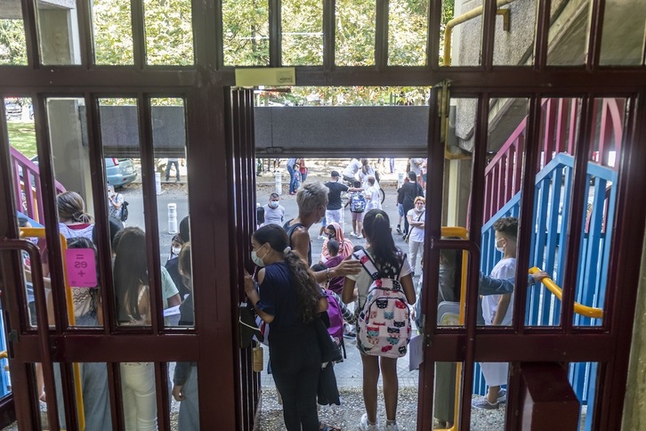 Ikasleak Gasteizko ikastetxe batera sartzen, joan den irailean.