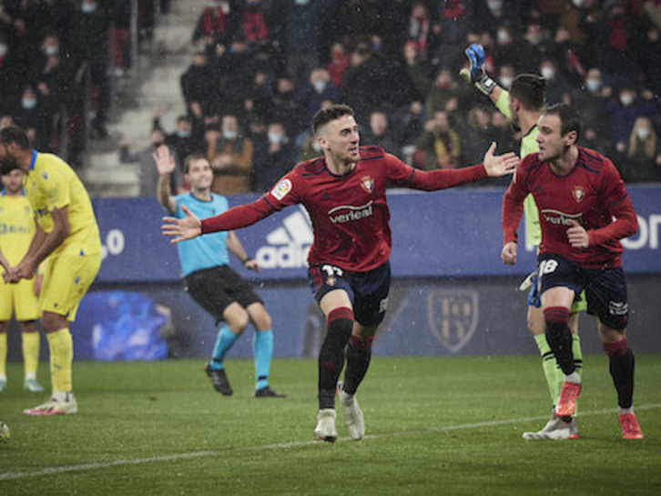 Kike Barja celebra el segundo gol rojillo frente al Cádiz.