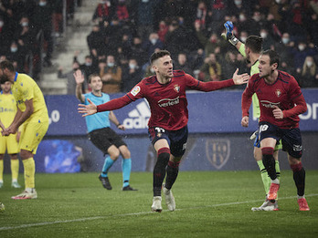 Kike Barja celebra el segundo gol rojillo frente al Cádiz.