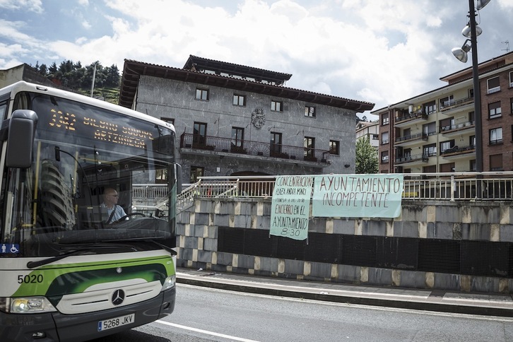 Pancartas de protesta ante el Ayuntamiento de Alonsotegi tras las elecciones locales de 2019.