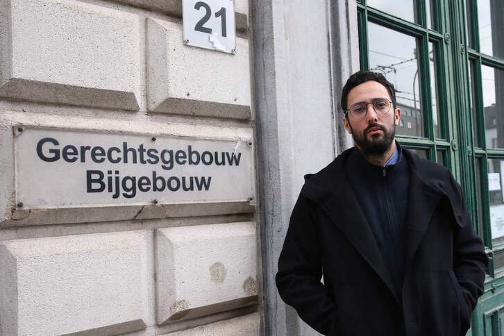 El rapero Valtònyc posa en frente de la corte de Gante.