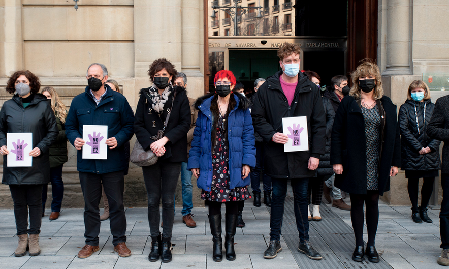Concentración frente al Parlamento navarro. (Iñigo URIZ / FOKU)