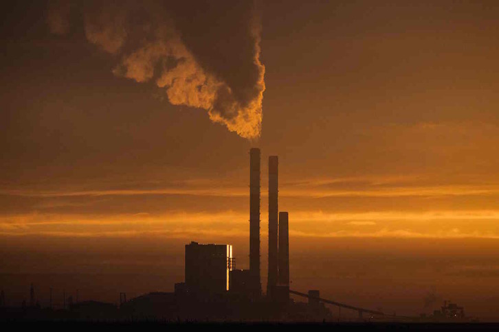 Una fábrica emite gases a la atmósfera. 