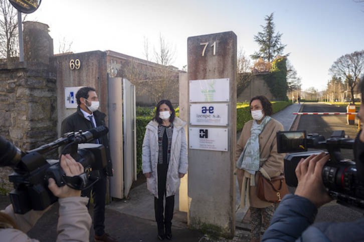 El director de Aukerak, Carlos Roy, la consejera, Beatriz Artolazabal, y la viceconsejera de Justicia, Ana Agirre, han descubierto la placa de su nuevo emplazamiento.
