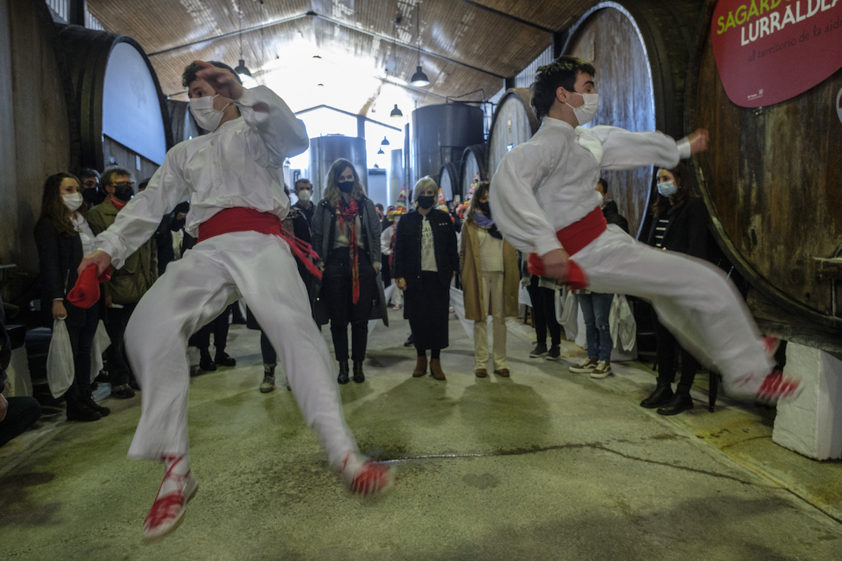 2022ko sagardo denboraldiaren aurkezpena. Irudian, aurreskua. (Jon URBE/FOKU)