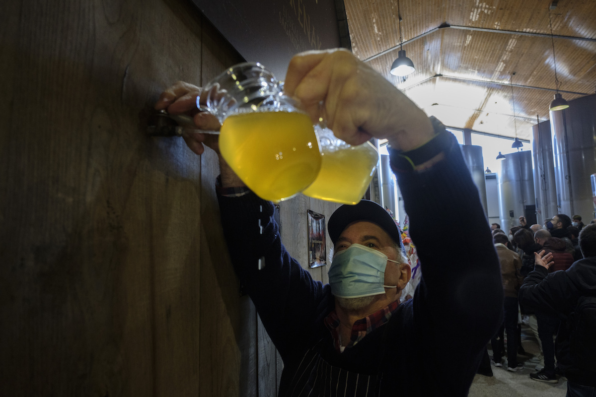 Kupelatik pitxerrak sagardoz betetzen. (Jon URBE/FOKU)