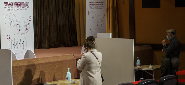 Personas se realizan el test a sí mismas en el centro instalado en la calle Andia de Donostia.